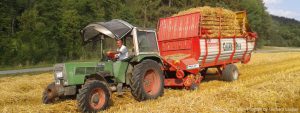 Traktor fahren im Urlaub auf dem Bauernhof in Bayern